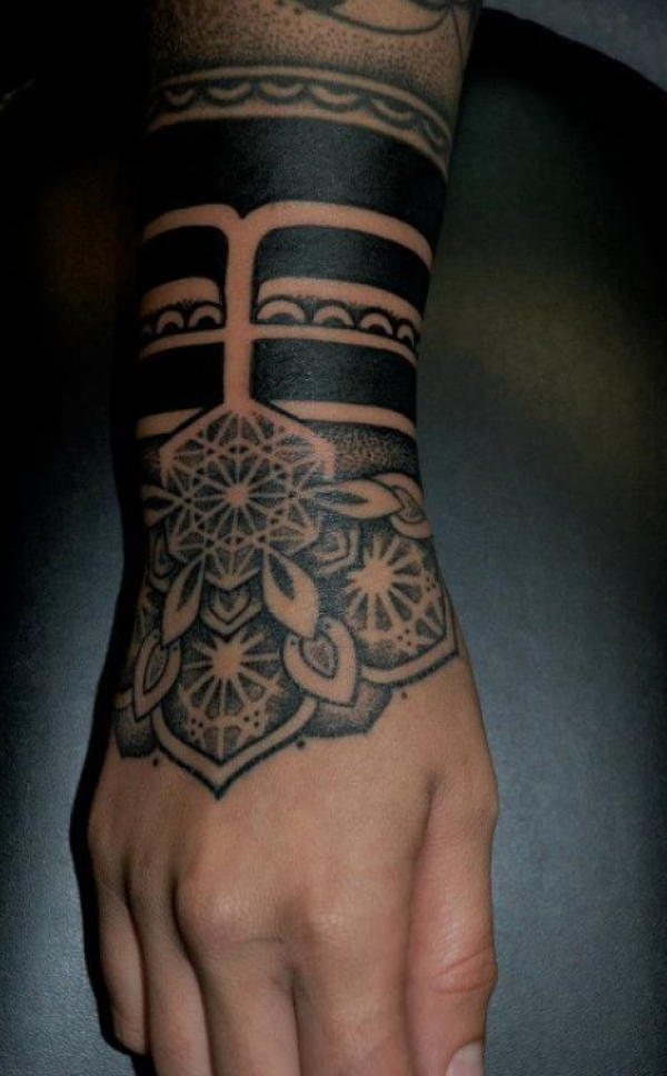 Tato bentuk batu berlekuk